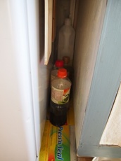 13冷蔵庫の隙間ボトルを買い足す前に大掃除　埃たまりやすいんです.jpg