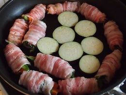 6鉄板焼きの残り野菜を千切りにお肉で巻いて」焼きます.jpg