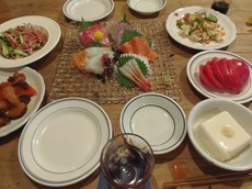 お刺身とお惣菜の夕ご飯.jpg