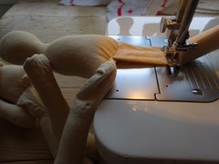 ひじと膝をミシンで縫います.jpg