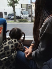 ひーちゃんたちもバスでおばあちゃんの待つ駅へ.jpg