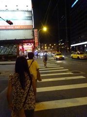 ゆうタンを抱いたおばあちゃん台北の街を走る走る（笑）.jpg