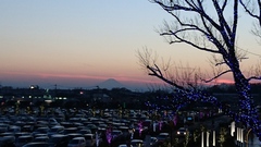 アリオの駐車場の向こうに富士山がこんなに大きく.jpg