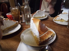 アリスのカフェでお勧めレモンパイを　甘い！.jpg
