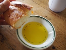 オリーブオイルにパンを浸して　これ最高.jpg