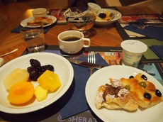 ジェノバのホテルで朝ご飯　少し寝不足ね.jpg