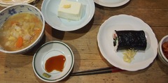 チョッとお高いお豆腐と具沢山味噌汁と恵方巻き.jpg
