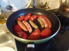 トマトとソーセージをオリーブオイルで焼いて.jpg