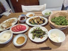 京都の黒豆の枝豆とししとう焼きとツヤ姉の野菜で夕ご飯.jpg
