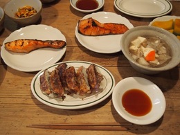 夕ご飯は　豚汁　鮭　餃子.jpg
