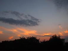 夕日に染まる雲　まだ染まらない雲　高い雲低い雲.jpg