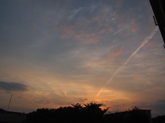 夕空に飛行機雲が一筋　どこへ行くのかな？.jpg
