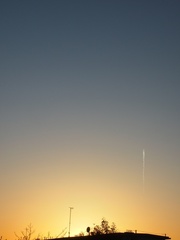 夕陽の中を飛行機が飛んでくる.jpg