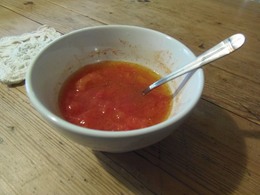 大きなトマトを半分にしてつくったトマトスープ♪.jpg