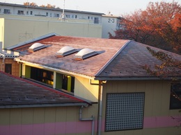 幼稚園の屋根に霜が降りた　今季初です.jpg