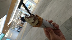 新宿で一人ソフトクリーム　美味♪.jpg