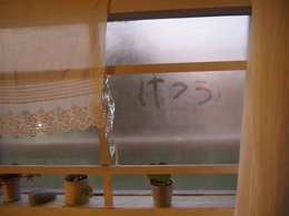 昨日の朝６時前　窓に結露が　寒いわけね.jpg
