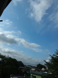 月曜朝８時前　暑くなりそうな空.jpg