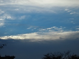 東の空　朝の光が雲を割って差し始めた.jpg