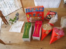 滋賀県の由紀子さんからこんなにたくさんお菓子を・・ご馳走様です.jpg