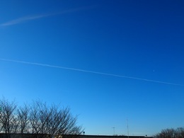 真っすぐに伸びた飛行機雲.jpg