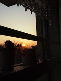 窓から夕日が沈んでいくのが見えます.jpg