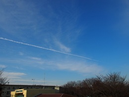 西の空まで　春を迎える線を飛行機が引いた.jpg