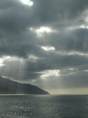 雲間からの光が海を照らして・・・。.jpg
