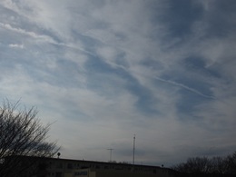 １１時半　曇り空にも飛行機雲が.jpg