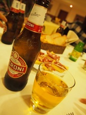 １９　ホテルのレストランで夕食を　イタリアビールで乾杯　.jpg