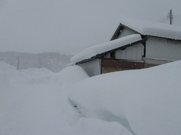 ２０１２年１月田舎の同窓会　辰巳会煮出席　雪に埋もれた村を見る.jpg
